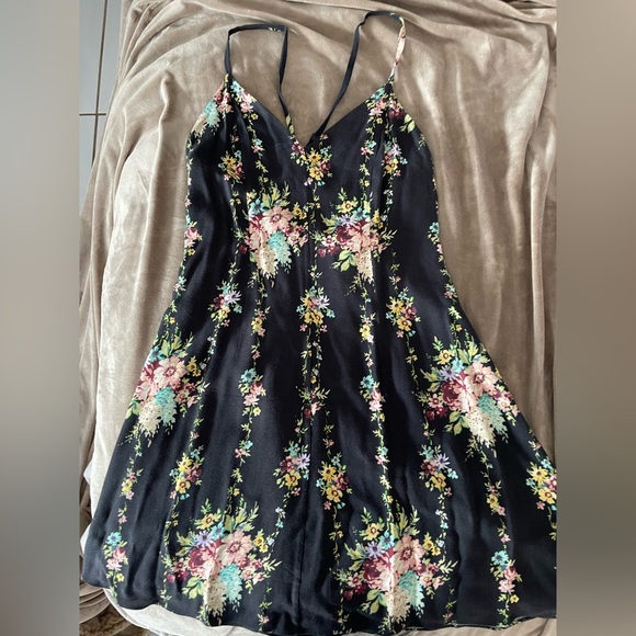Alice + Olivia Dresses & Skirts - Alice and Olivia mini dress flowered black size 4